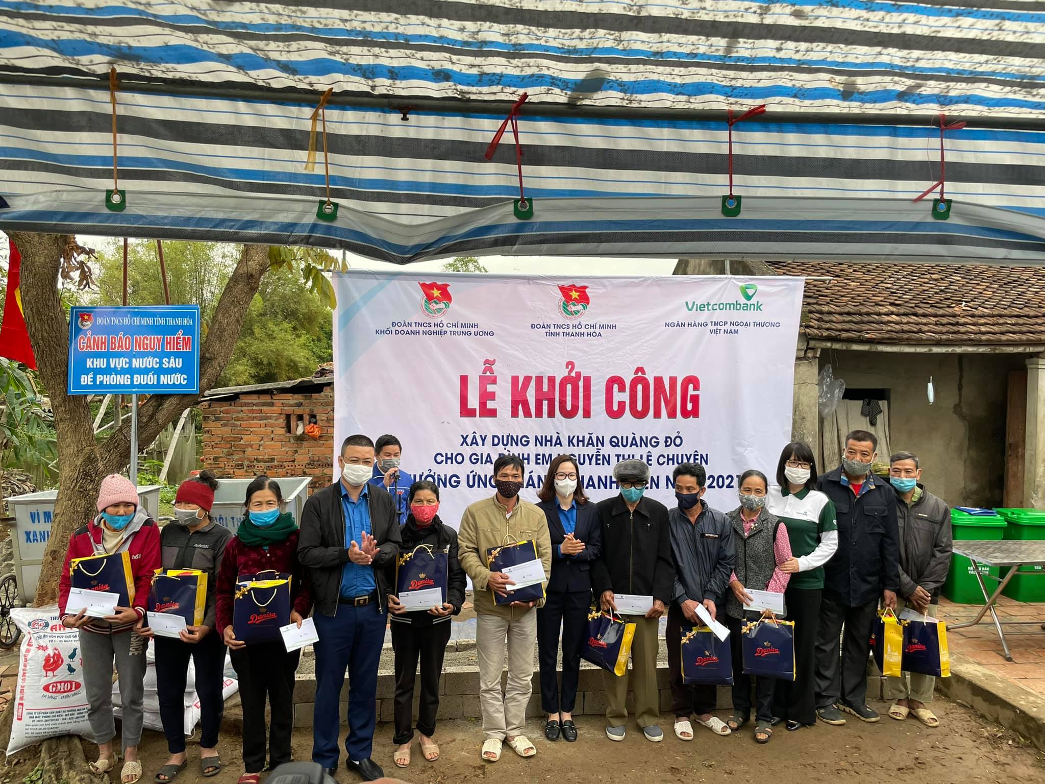 Các đồng chí lãnh đạo trao tặng các suất quà cho các gia đình chính sách, hộ nghèo và học sinh nghèo vượt khó trên địa bàn tỉnh Thanh Hóa