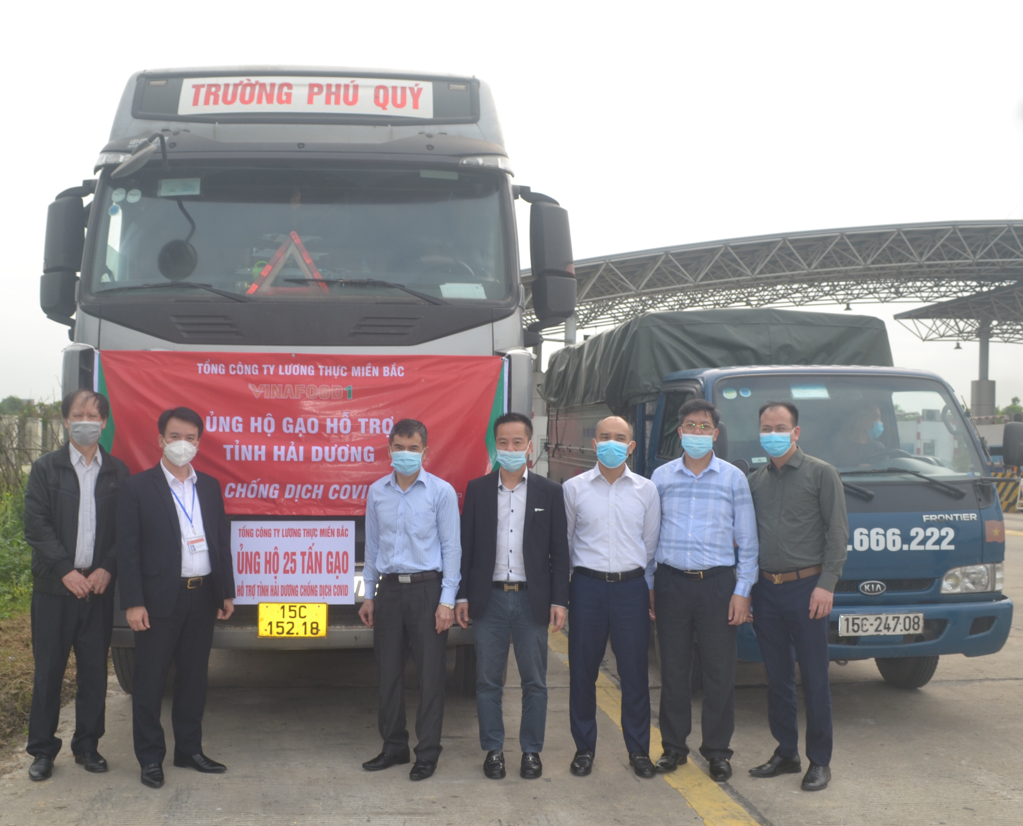 Đại diện lãnh đạo Tổng công ty Lương thực miền Bắc trao 25 tấn gạo hỗ trợ tỉnh Hải Dương.