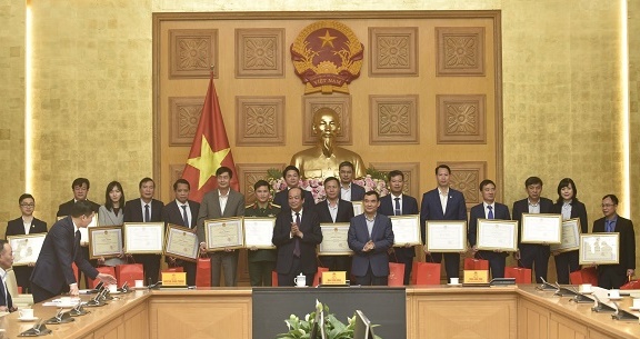 Bộ trưởng, Chủ nhiệm VPCP Mai Tiến Dũng và Phó Chủ nhiệm VPCP Nguyễn Xuân Thành trao tặng Bằng khen cho các tập thể có nhiều đóng đóng góp tích cực trong hoạt động của Công đoàn VPCP giai đoạn 2015-2020.Ảnh: Nhật Bắc