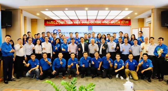 Buổi đối thoại diễn ra trong không khí cởi mở, gần gũi.