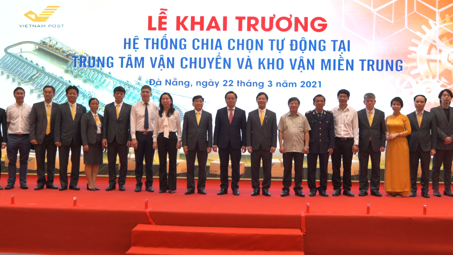 Đại diện lãnh đạo UBND T.P Đà Nẵng và Tổng công ty Bưu điện Việt Nam tại buổi khai trương.
