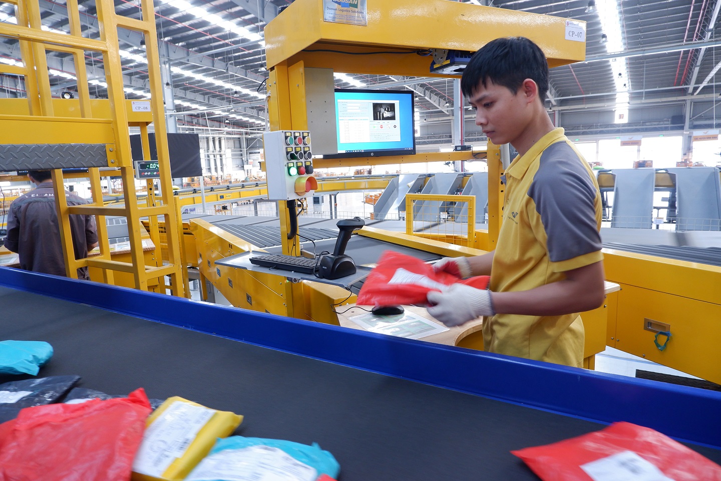 căn cứ vào việc đọc mã vạch và phân tích hình ảnh của bưu gửi, dây chuyền sẽ tự động chia chọn hàng hóa chi tiết đến tận cấp huyện, thậm chí cả cấp xã tại các tỉnh khu vực miền Trung với công suất chia chọn lên tới hàng chục nghìn bưu kiện mỗi giờ.