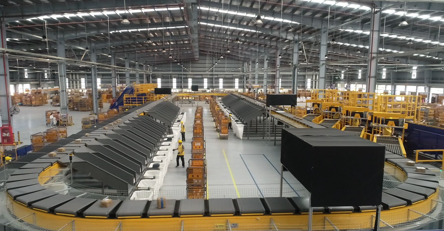 Toàn cảnh dây chuyển chia chọn bưu gửi.