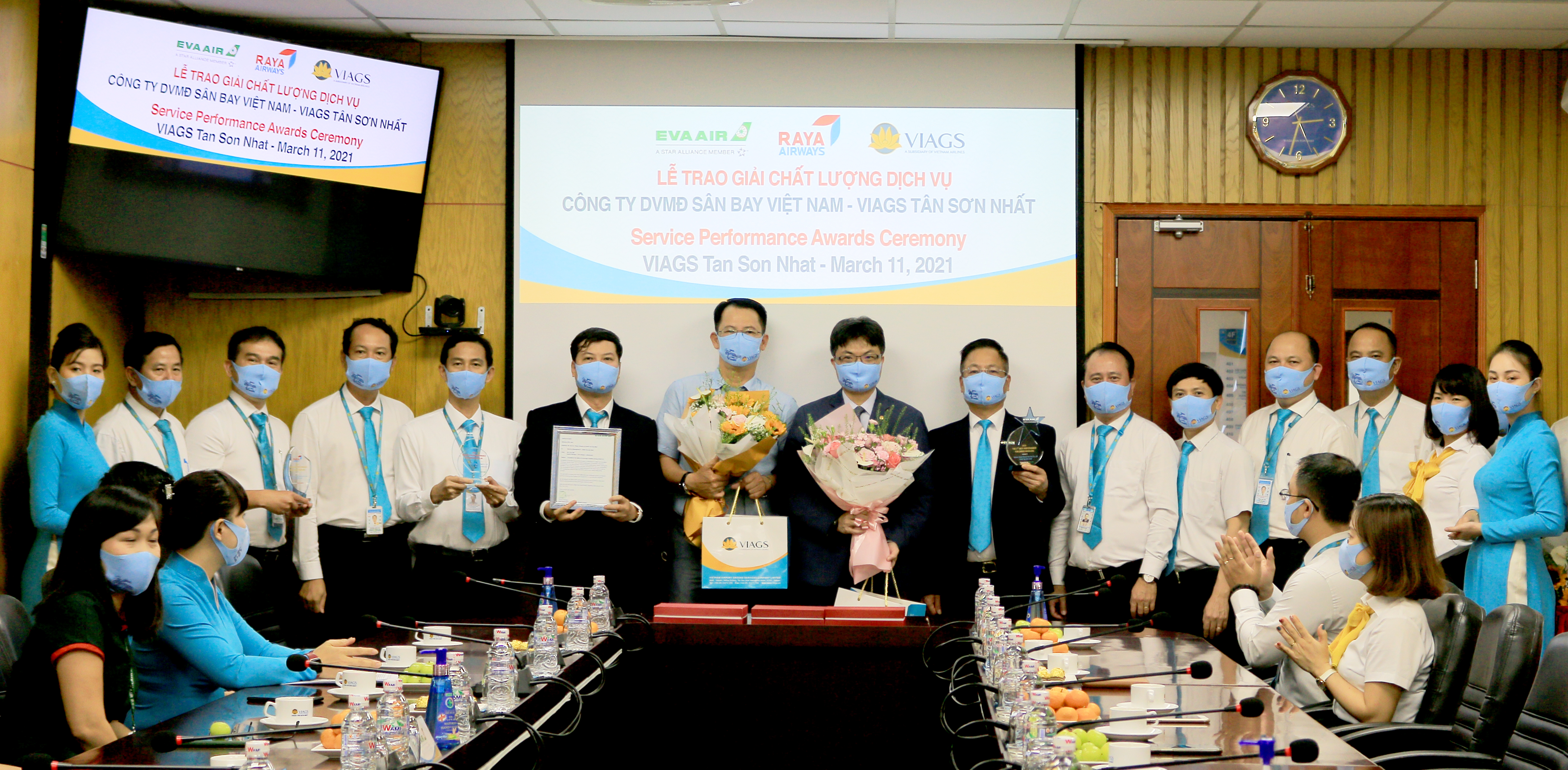 Anh 1 - VIAGS vừa được trao tặng các giải thưởng Đơn vị phục vụ hành khách tốt nhất bởi EVA Air và Đơn vị phục vụ hàng hóa tốt nhất bởi Raya Airways.