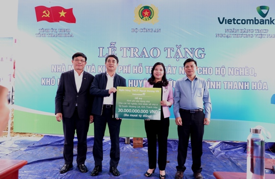 Thay mặt Vietcombank, đồng chí Nghiêm Xuân Thành - Ủy viên BCH Trung ương Đảng,Bí thư Đảng ủy, Chủ tịch HĐQT trao 30 tỷ đồng cho đại diện Ủy ban MTTQ tỉnh Thanh Hóa để xây dựng 600 căn nhà cho hộ nghèo khó khăn về nhà ở trên địa bàn huyện Mường Lát.
