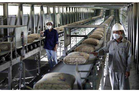 Sản xuất xi măng tại Công ty Xi măng Vicem Hải Phòng.