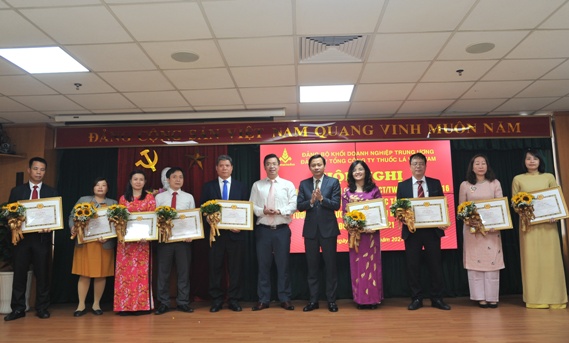 Các tập thể có thành tích xuất sắc vinh dự nhận Giấy khen của Đảng ủy Tổng công ty Thuốc lá Việt Nam.