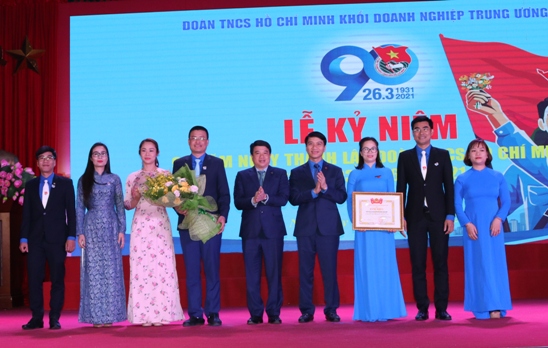 Bí thư Đảng ủy Khối Doanh nghiệp Trung ương Y Thanh Hà Niê Kđăm và Chủ tịch Hội đồng đội Trung ương Nguyễn Ngọc Lương tặng Bằng khen cho Ban Thường vụ Đoàn Khối vì đã có thành tích xuất sắc trong giai đoạn 2016 - 2020.