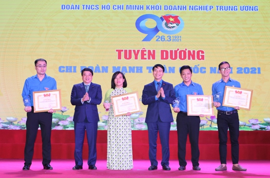 Các Chi đoàn tiêu biểu cấp toàn quốc nhận Bằng khen của Trung ương Đoàn và biểu trưng của Ban Thường vụ Đoàn Khối. 