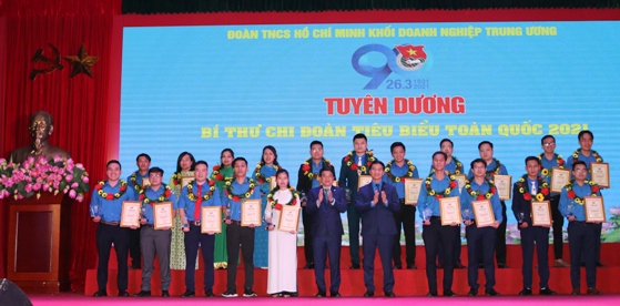 Các Bí thư Chi đoàn tiêu biểu cấp toàn quốc năm 2021 vinh dự nhận Giấy chứng nhận của Đoàn Khối Doanh nghiệp Trung ương.