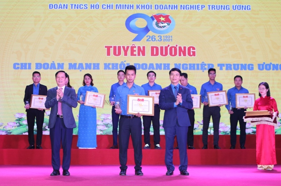 Đồng chí Phạm Tấn Công - Phó Bí thư thường trực Đảng ủy Khối phát biểu giao nhiệm vụ.