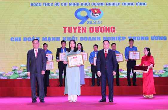 Bằng khen và biểu trưng của Ban Thường vụ Đoàn Khối cho các Chi đoàn mạnh cấp Khối.