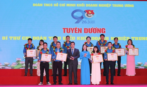 Các Bí thư Chi đoàn tiêu biểu cấp toàn quốc năm 2021 vinh dự nhận Giấy chứng nhận của Đoàn Khối Doanh nghiệp Trung ương.
