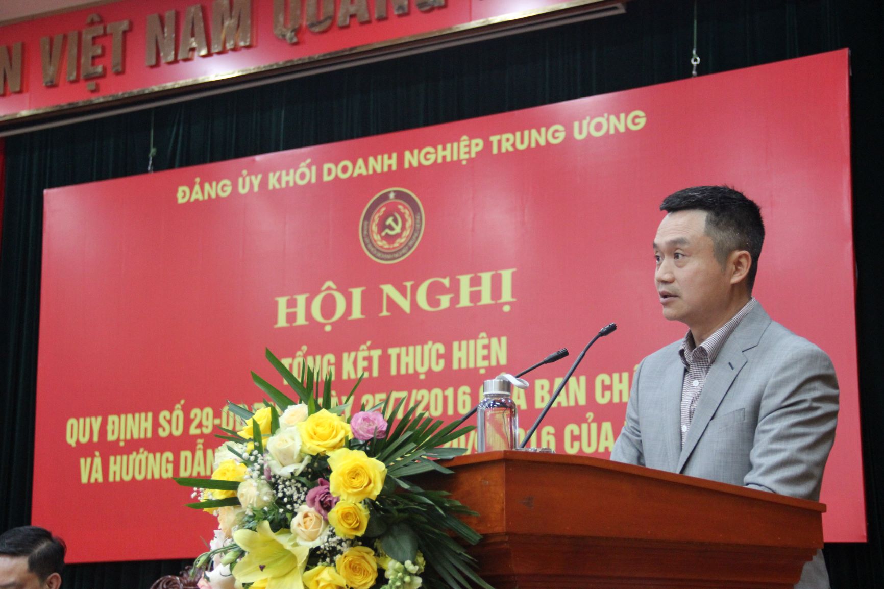 Đồng chí Phạm Văn Thanh, Ủy viên BTV Đảng ủy Khối, Bí thư Đảng ủy, Chủ tịch HĐQT Tập đoàn Xăng dầu trình bày tham luận.