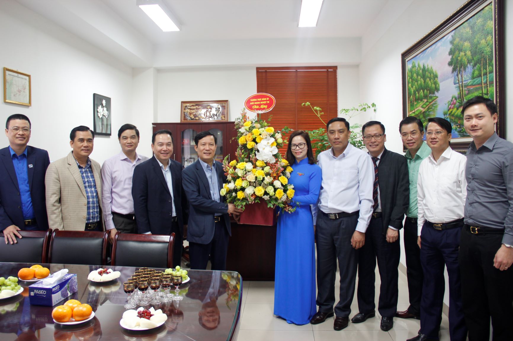 Đồng chí Phạm Tấn Công, Phó Bí thư Thường trực Đảng ủy Khối; đồng chí Hoàng Giang, Phó Bí thư Đảng ủy Khối cùng các đồng chí Thường trực Đảng ủy Khối và đại diện các ban, đơn vị Đảng ủy Khối đã tặng hoa, chúc mừng.