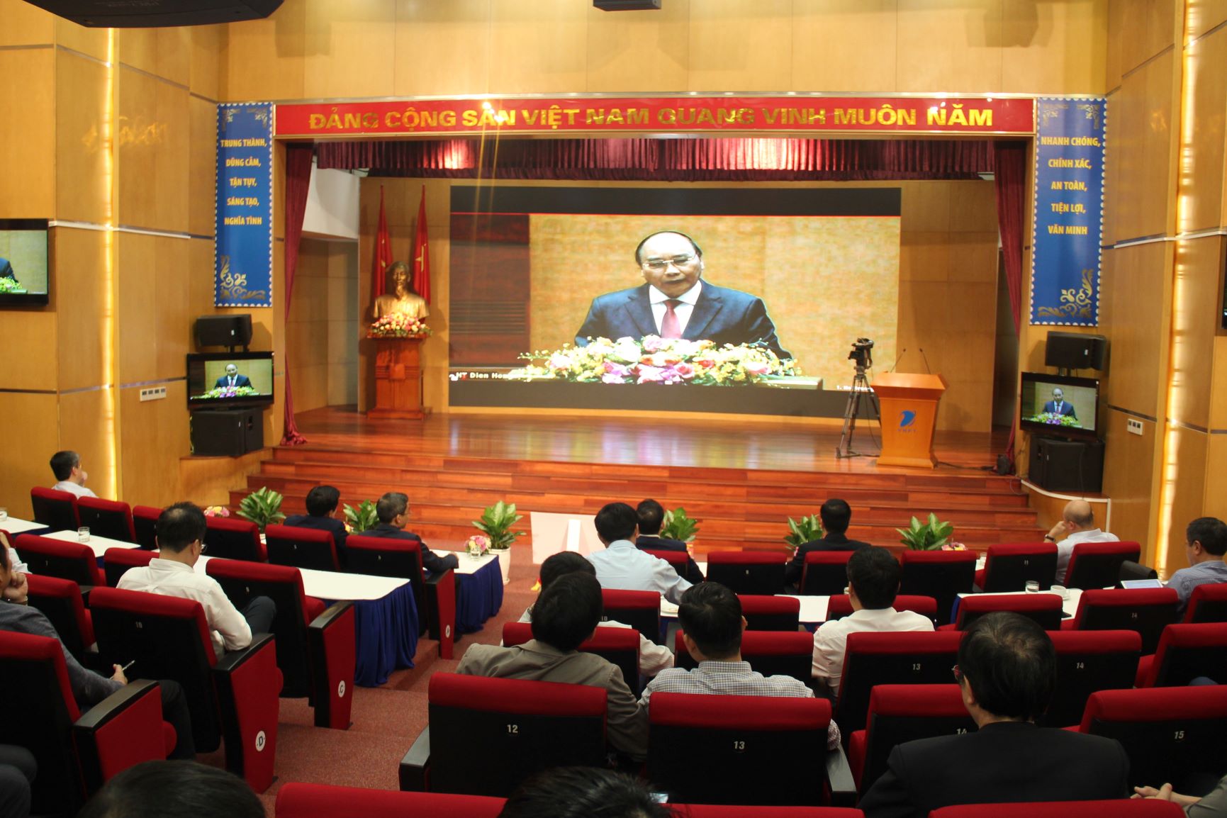 tại điểm cầu Hội trường tòa nhà VNPT – 57 Huỳnh Thúc Kháng, Hà Nội.