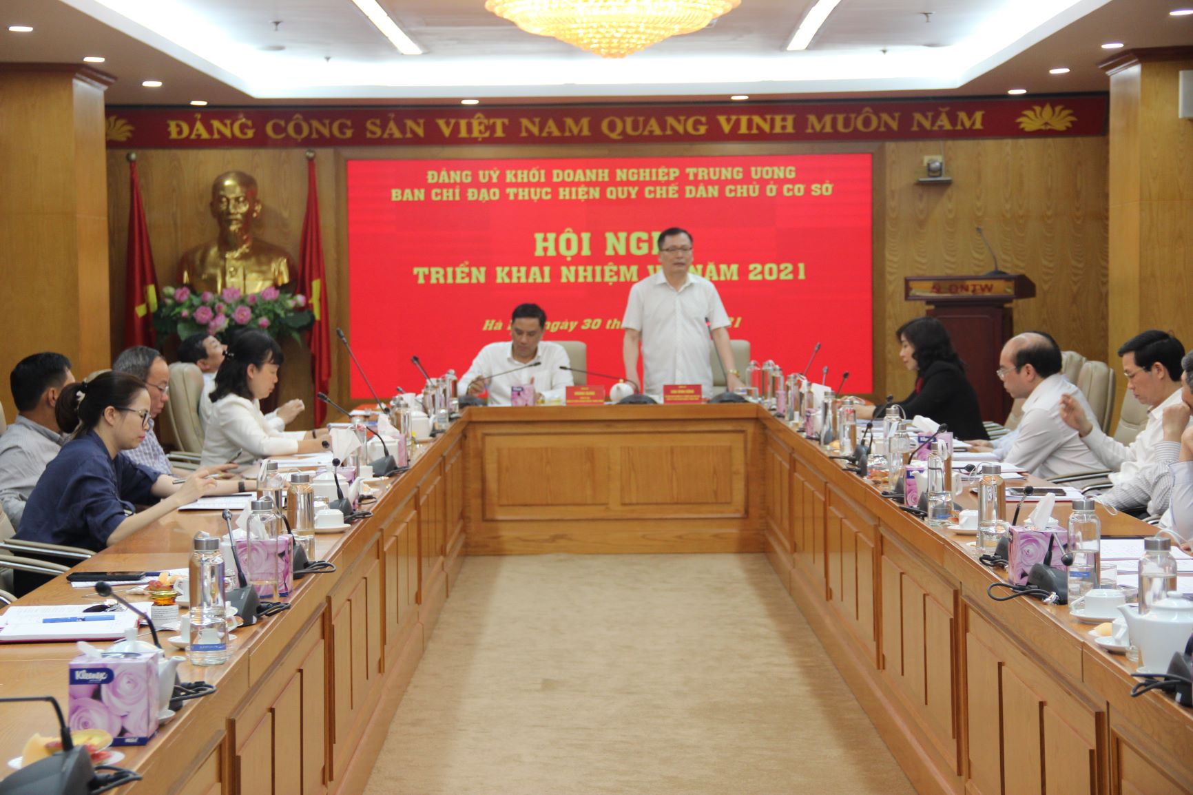 đồng chí Chu Đình Động, Ủy viên Ban Thường vụ, Trưởng Ban Dân vận Đảng ủy Khối, Phó Trưởng ban Thường trực Ban Chỉ đạo tiếp thu các ý kiến tại cuộc họp.