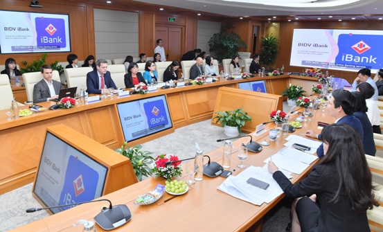 Các đại biểu tham dự Lễ công bố chương trình “SME Digitrans”.