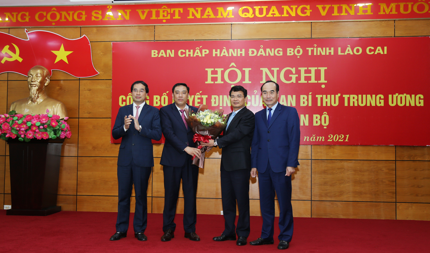 Các đồng chí Thường trực Tỉnh ủy tặng hoa chúc mừng đồng chí Hoàng Giang.