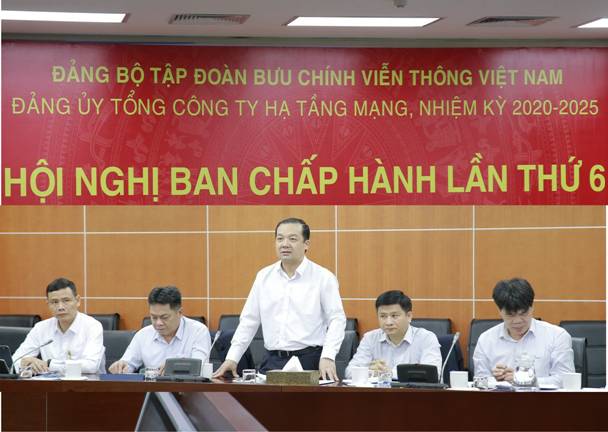 đồng chí Phạm Đức Long - Ủy viên Thường vụ Đảng ủy Khối Doanh nghiệp Trung ương, Bí thư Đảng ủy, Chủ tịch Hội đồng thành viên Tập đoàn Bưu chính Viễn thông Việt Nam (VNPT) 