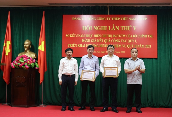 Trao Bằng khen của Đảng ủy Khối Doanh nghiệp Trung ương cho các tập thể, cá nhân có thành tích xuất sắc trong 5 năm liên tục.