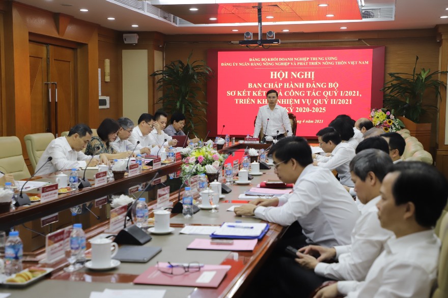 Đồng chí Phạm Đức Ấn - Ủy viên Ban Chấp hành Đảng bộ Khối Doanh nghiệp Trung ương, Bí thư Đảng ủy, Chủ tịch HĐTV Agribank phát biểu tại Hội nghị.