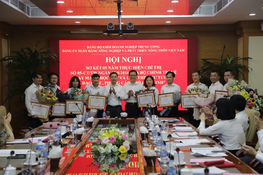 Khen thưởng các tập thể có thành tích xuất sắc tiêu biểu trong việc thực hiện Chỉ thị 05 - CT/TW