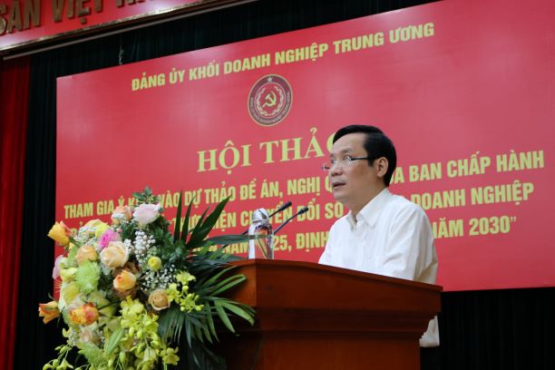 đồng chí Phạm Tấn Công, Phó Bí thư Thường trực Đảng ủy Khối, Tổ trưởng Tổ biên tập xây dựng Nghị quyết báo cáo đề dẫn Hội thảo.