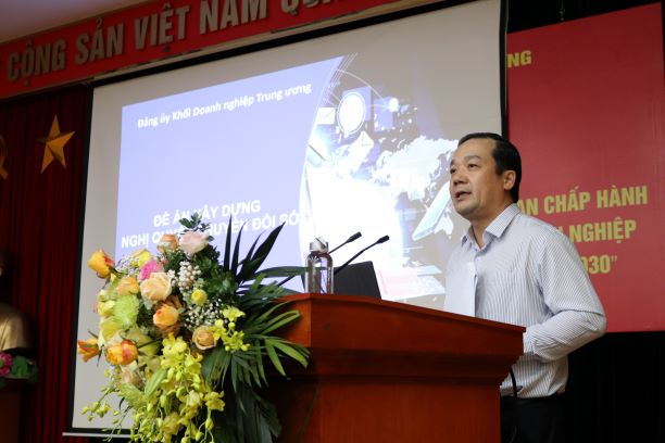 đồng chí Phạm Đức Long, Ủy viên Ban Thường vụ Đảng ủy Khối, Bí thư Đảng ủy, Chủ tịch Hội đồng thành viên Tập đoàn Bưu chính Viễn thông Việt Nam, Tổ phó Tổ biên tập xây dựng Nghị quyết trình bày tóm tắt dự thảo Đề án.