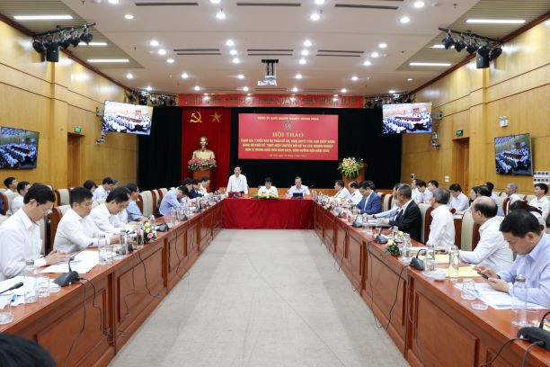 đồng chí Phạm Tấn Công, Phó Bí thư Thường trực Đảng ủy Khối, Tổ trưởng Tổ biên tập xây dựng Nghị quyết tiếp thu ý kiến của các đại biểu tại Hội thảo.