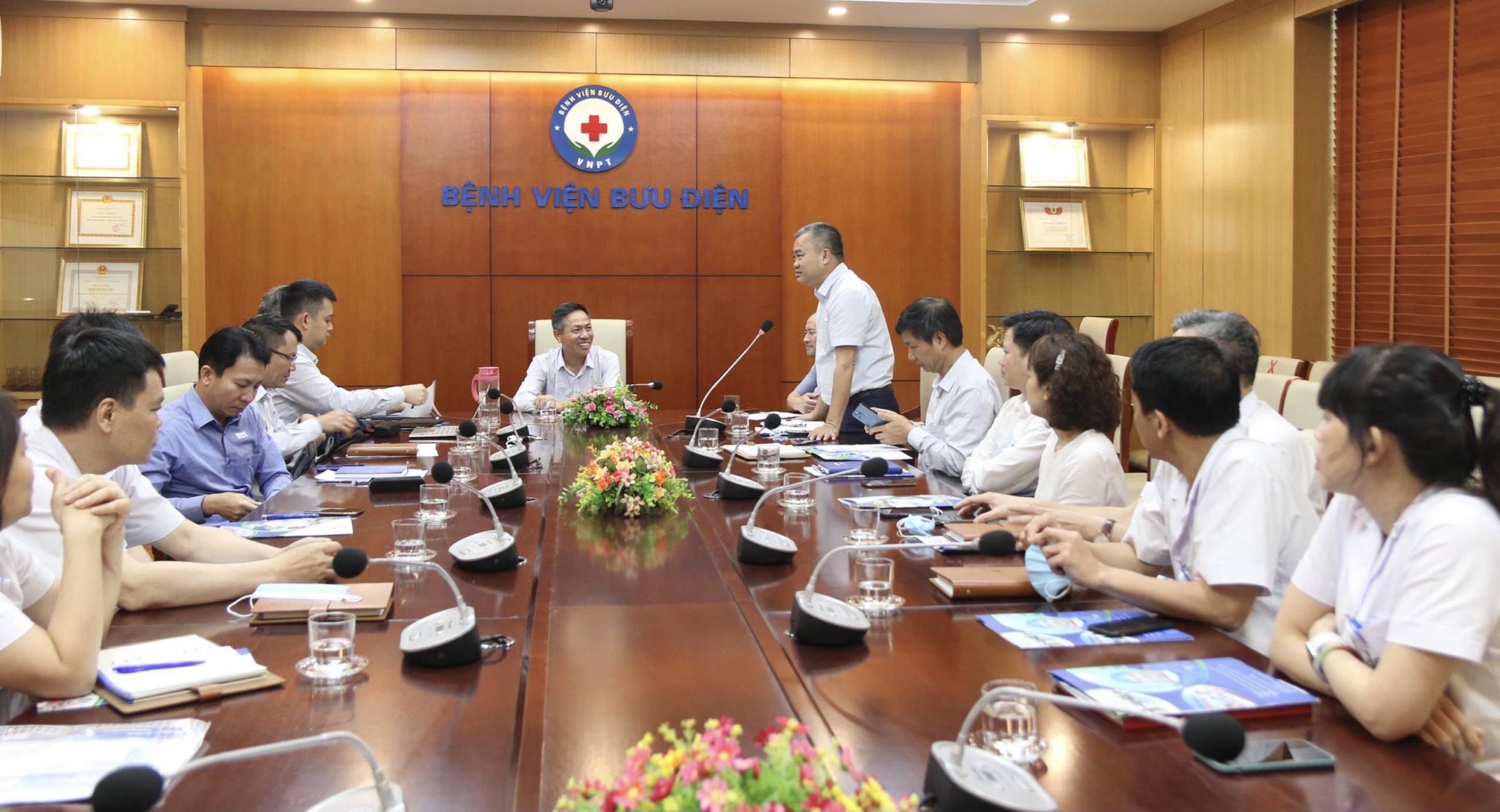 TTƯT.ThS.BSCKII Trần Hùng Mạnh – Bí thư Đảng ủy – Giám đốc Bệnh viện Bưu điện báo cáo tóm tắt công tác xây dựng Đảng và các hoạt động của Bệnh viện.