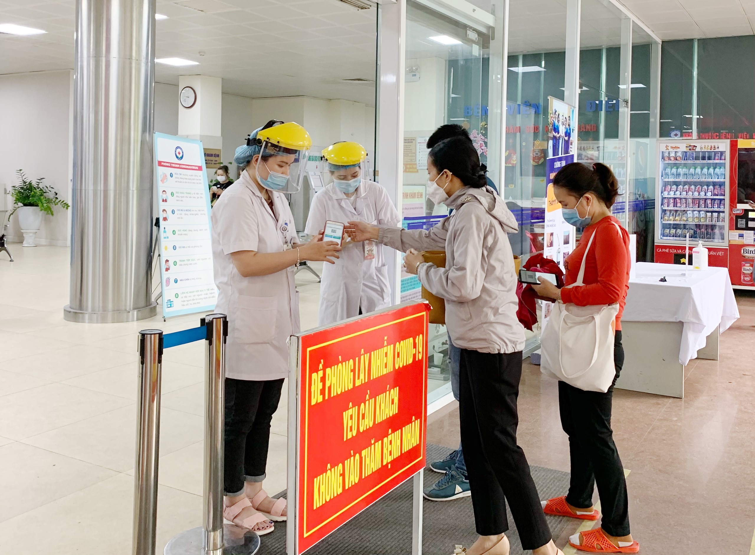 Kiểm soát dịch bệnh Covid-19 tại cơ sở 1 (kiểm soát thân nhiệt, đón tiếp khu vực sân hoặc sảnh tầng 1).