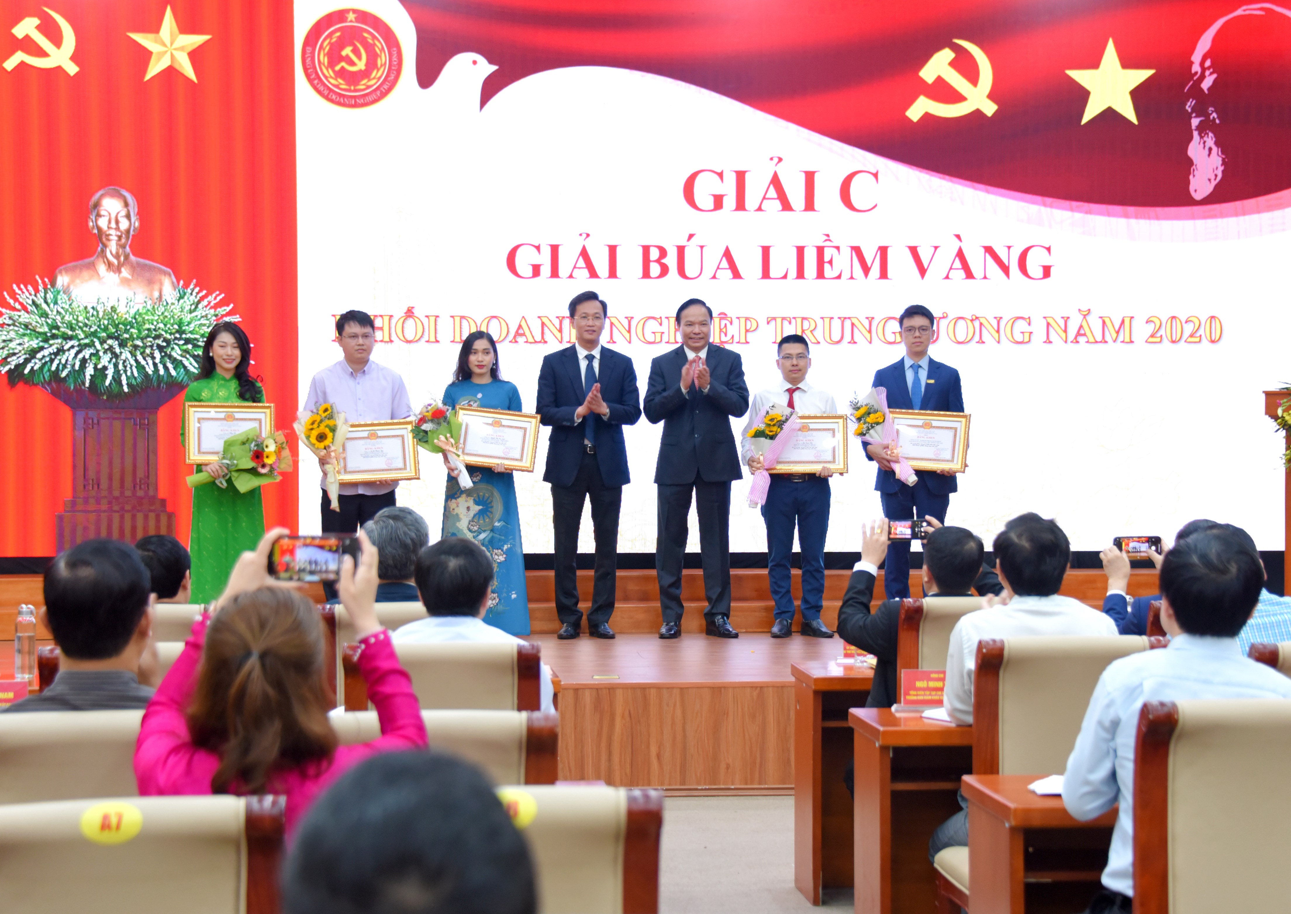 Đồng chí Lê Văn Châu, Phó Bí thư Đảng ủy Khối, Trưởng Ban Tổ chức Giải Búa Liềm vàng Khối Doanh nghiệp Trung ương năm 2020 và đồng chí Nguyễn Hữu Nghĩa, Ủy viên BCH Trung ương Đảng, Phó Trưởng Ban Kinh tế Trung ương trao Bằng khen và tặng hoa chúc mừng các tác giả đạt giải C.