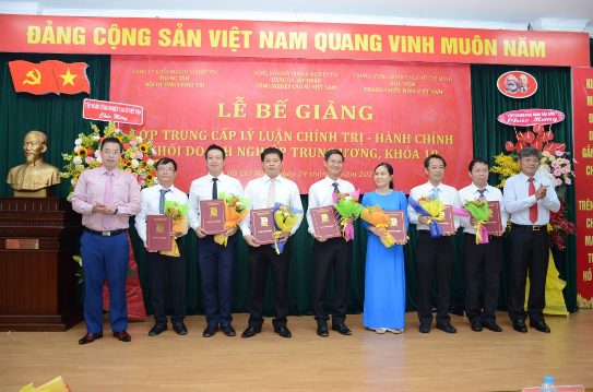 Trao Bằng tốt nghiệp cho các học viên.