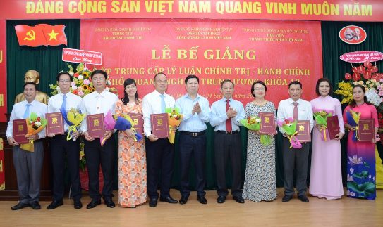 Trao Bằng tốt nghiệp cho các học viên.