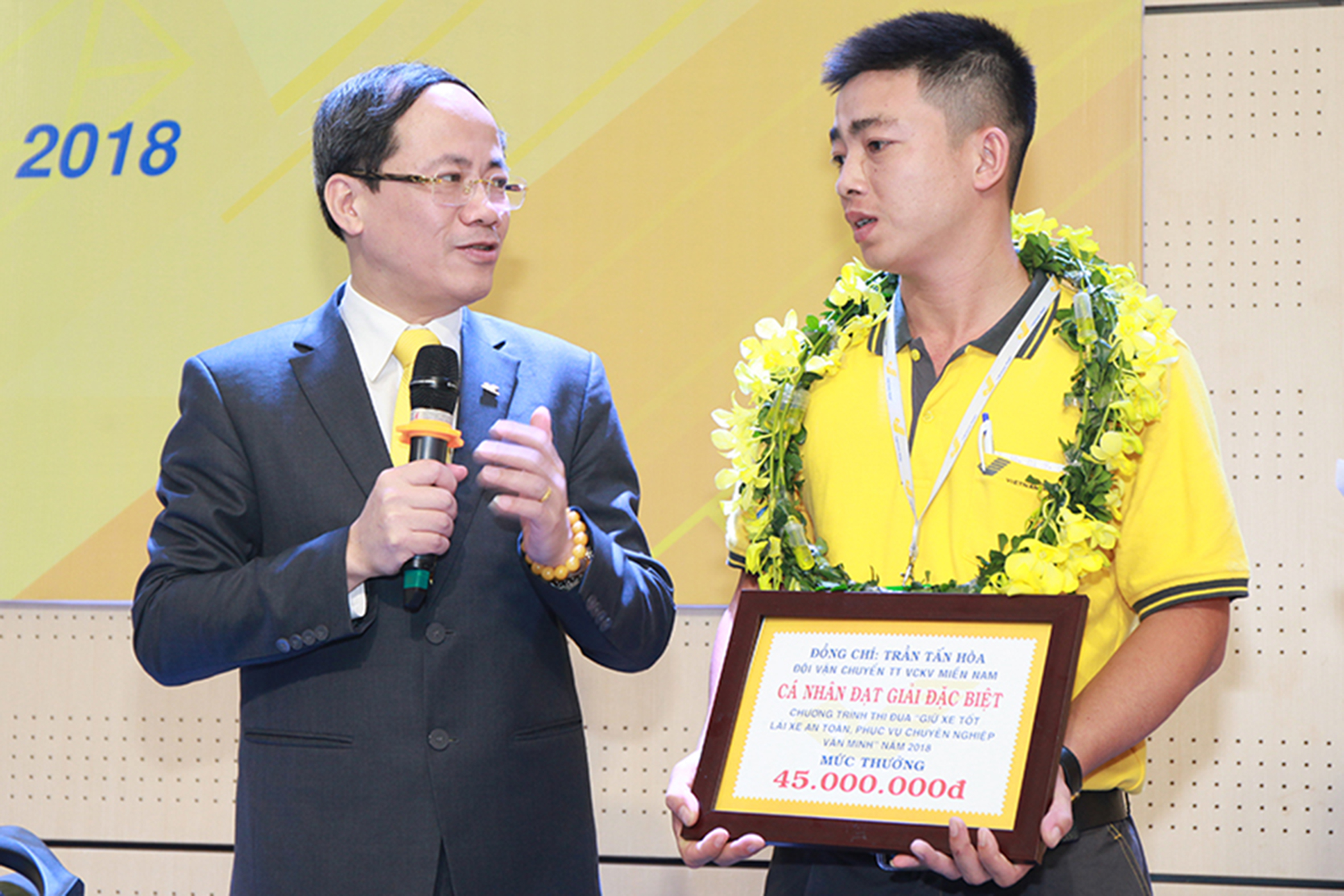 Anh Trần Tấn Hòa nhận giải đặc biệt trong chương trình Thi đua “Lái xe giỏi – Giữ xe an toàn” năm 2018.