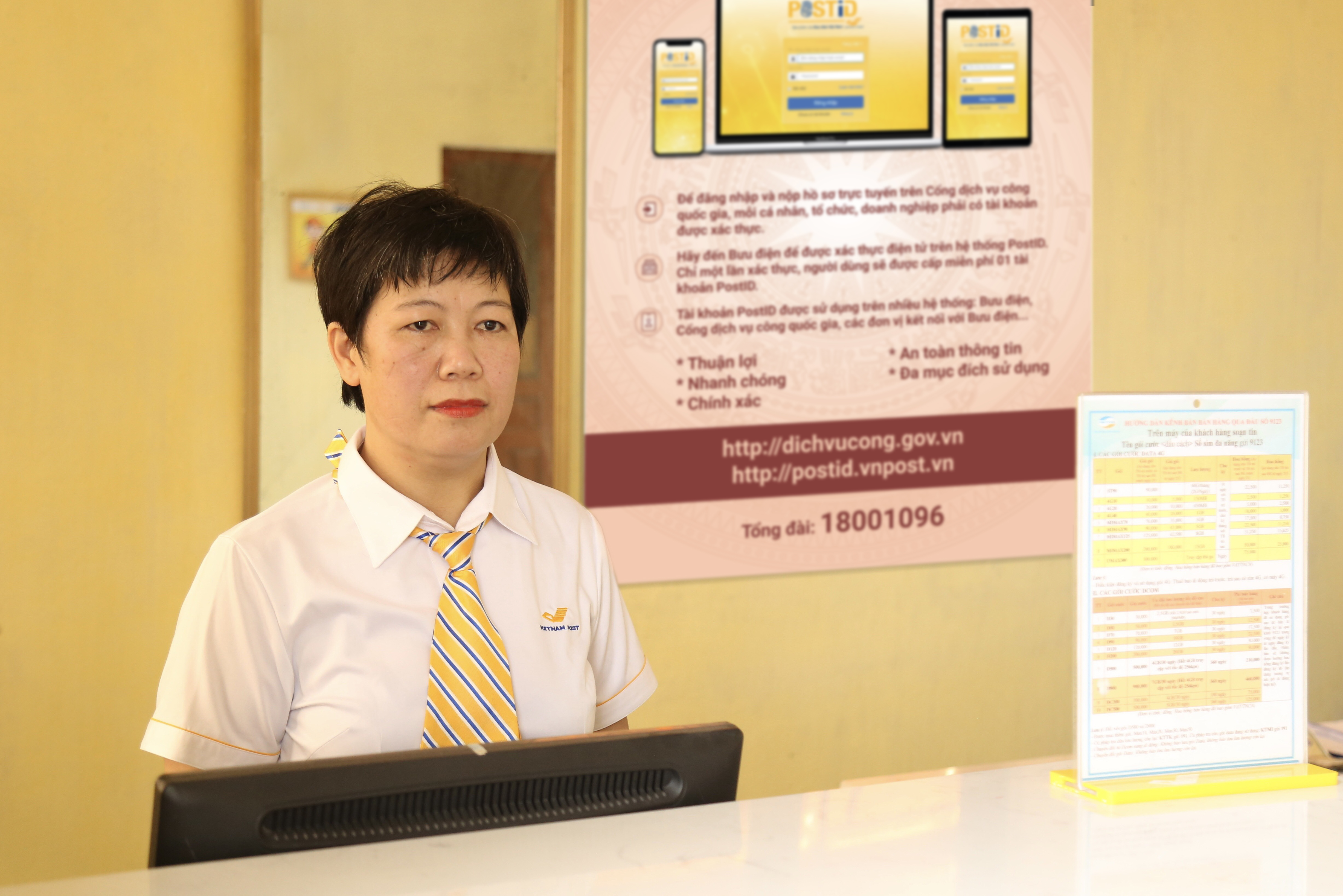 Chị Nguyễn Thị Chuyên nhân viên Bưu điện - Văn hóa xã Thủy An - thị xã Đông Triều - Bưu điện tỉnh Quảng Ninh.