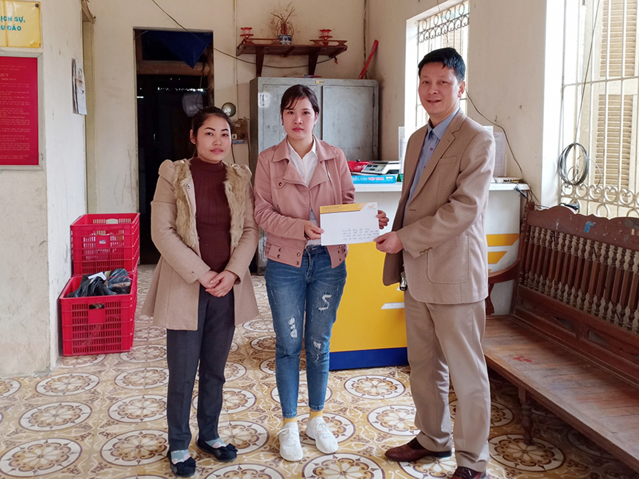 Lãnh đạo Bưu điện tỉnh Tuyên Quang khen thưởng thành tích Quý 4/2019 cho nhân viên BĐ-VHX Thái Hòa.