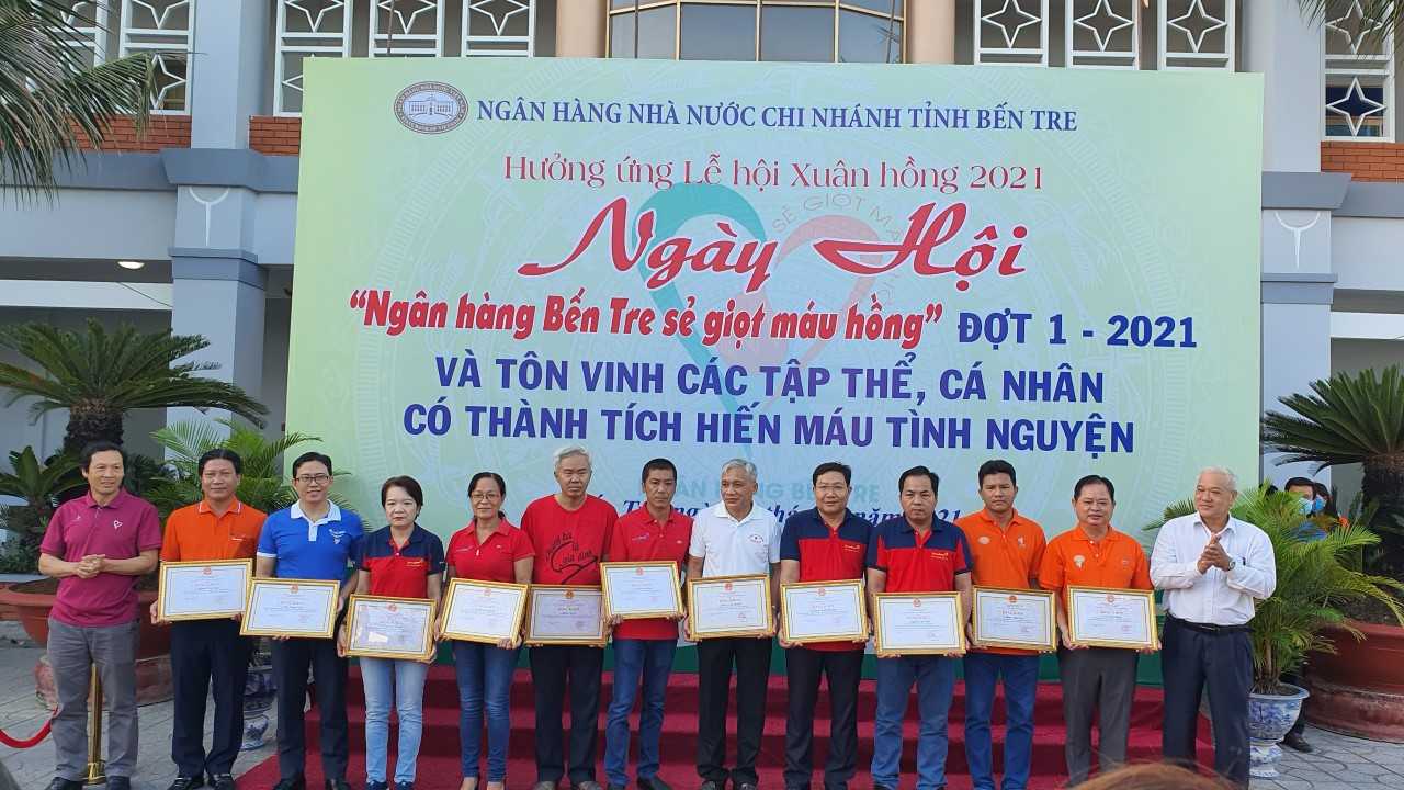 Tập thể tham gia hiến máu năm 2020