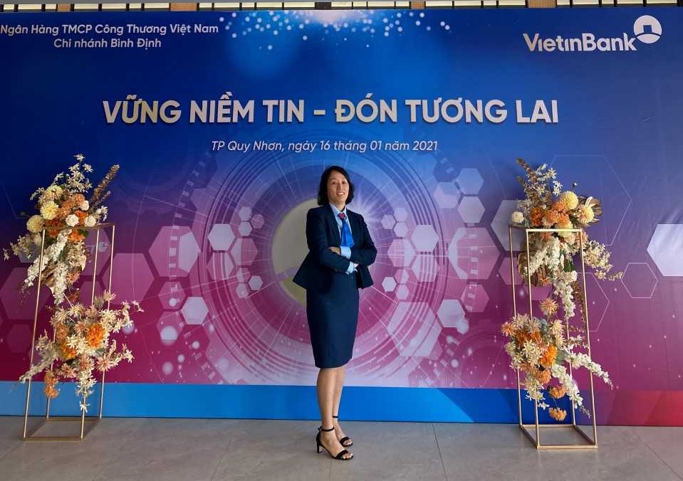 Chị Huỳnh Thị Thu Hiền trong công tác đào tạo và Hội nghị tổng kết cuối năm 2020.
