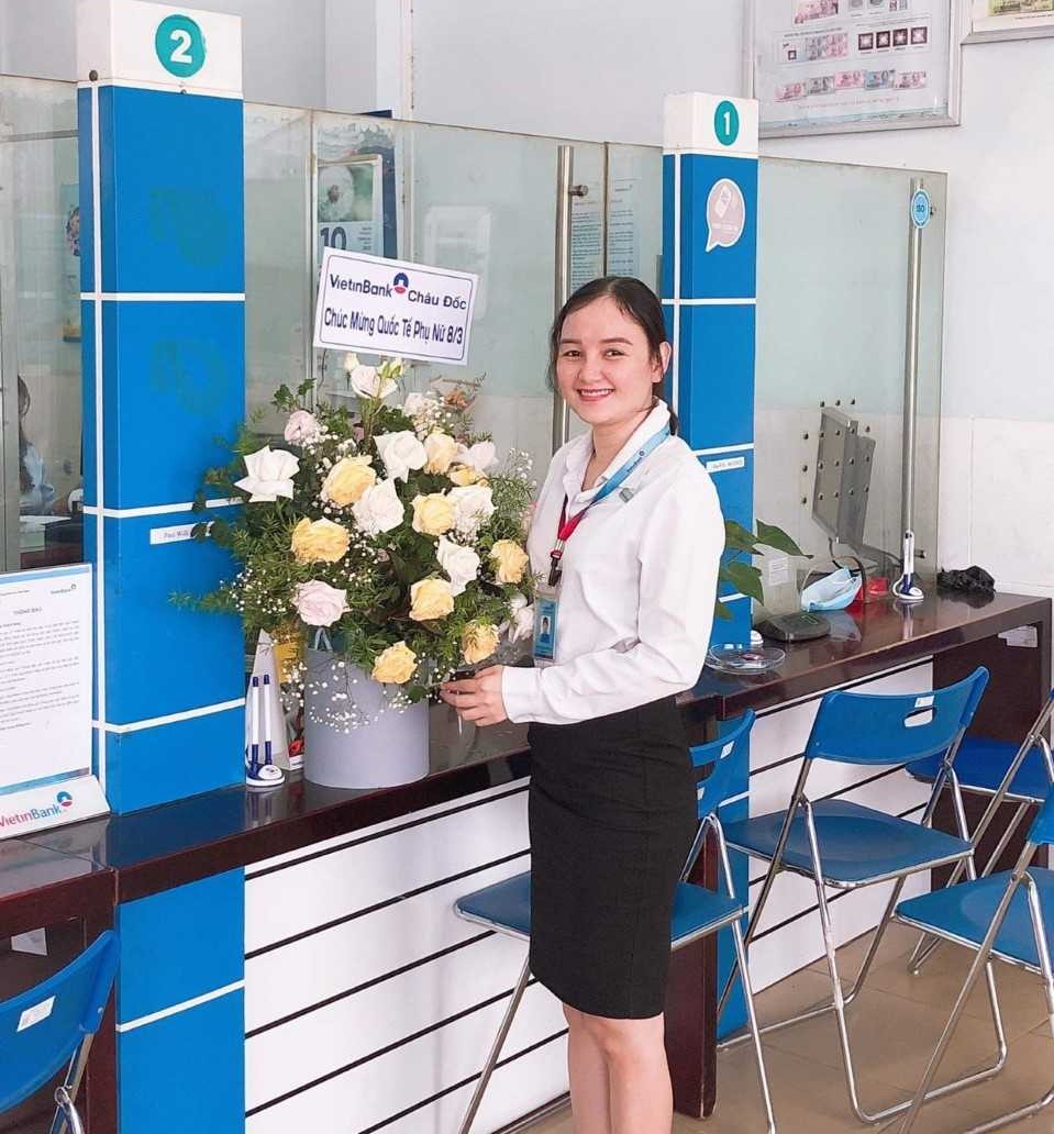 Chị Nguyễn Thị Trúc Ly - Giao dịch viên Phòng Giao dịch Nam Châu Đốc, tỉnh An Giang.