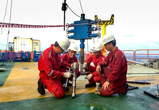 Người lao động dầu khí tại mỏ Sông Đốc.