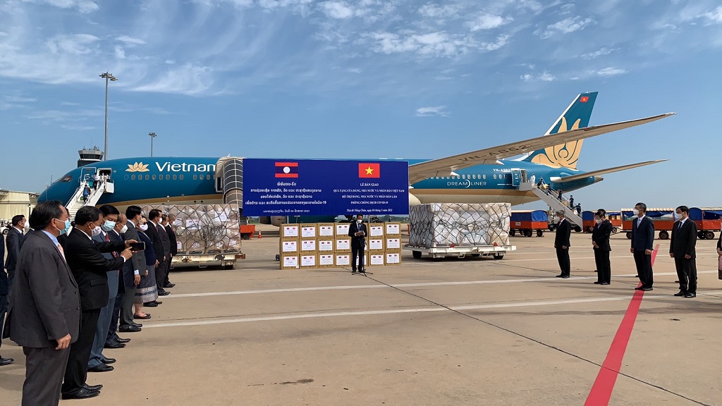 Lễ trao tặng tại sân bay ở Viêng Chăn, Lào.