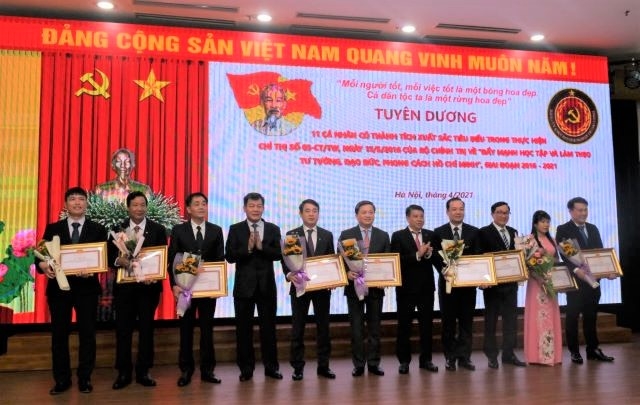 Đồng chí Nghiêm Xuân Thành (thứ 5, từ trái sang) - Ủy viên BCH Trung ương Đảng, Bí thư Đảng ủy, Chủ tịch HĐQT Vietcombank nhận Bằng khen của Đảng ủy Khối DNTW vì đã có những thành tích xuất sắc, tiêu biểu trong thực hiện Chỉ thị 05.