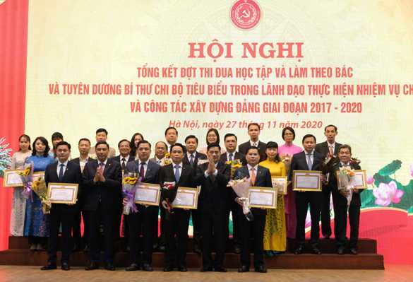 ) vinh dự đón nhận Bằng khencủa Đảng ủy Khối DNTW - là những tấm gương xuất sắc tiêu biểu trong thực hiện Chỉ thị 05 của Bộ Chính trị về “Đẩy mạnh học tập và làm theo tư tưởng, đạo đức, phong cách Hồ Chí Minh”