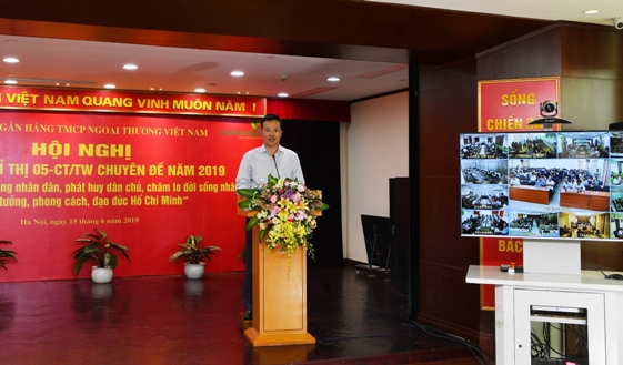 Đồng chí Phạm Quang Dũng - Phó Bí thư Đảng ủy, Tổng Giám đốc Vietcombank phát biểu tại Hội nghị học tập Chỉ thị 05–CT/TW chuyên đề năm 2019 về “Xây dựng ý thức tôn trọng nhân dân, phát huy dân chủ, chăm lo đời sống nhân dân theo tư tưởng, đạo đức, phong cách Hồ Chí Minh” do Đảng ủy Vietcombank tổ chức.