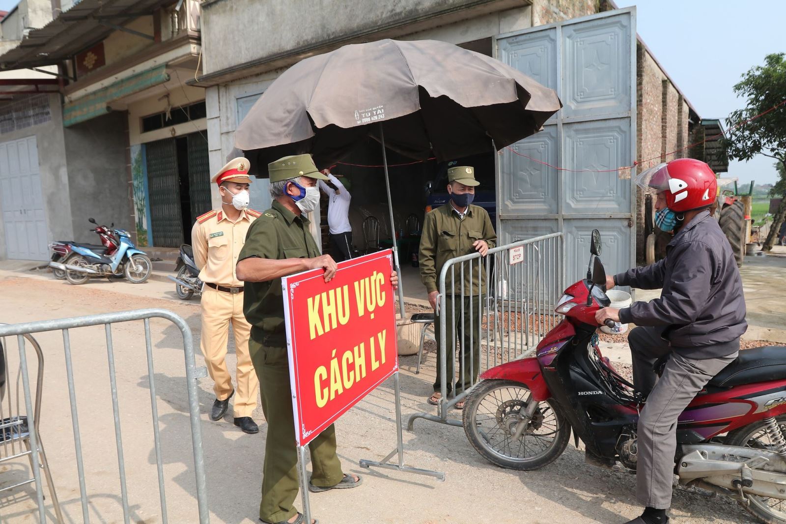 Kiểm soát người ra vào nơi phong toả phòng dịch COVID-19.