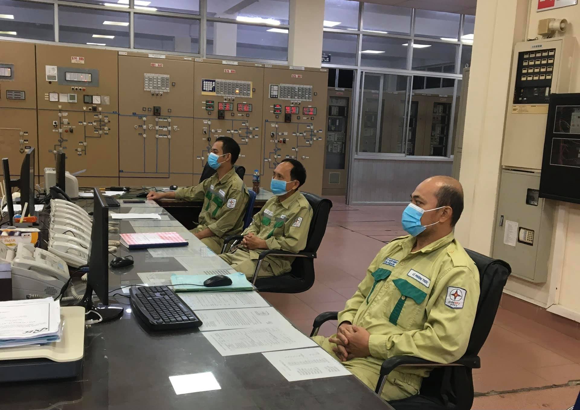 Các đơn vị thuộc EVNNPT thực hiện nghiêm  hướng dẫn 5K của Bộ Y Tế trong quá trình quản lý vận hành đường dây, TBA. 