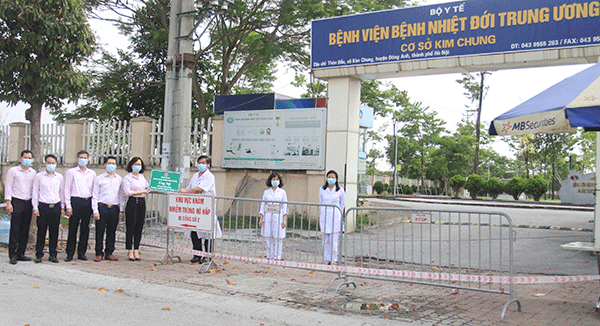 Để đảm bảo an toàn phòng chống dịch bệnh, NHCSXH trao quà cho đại diện Bệnh viện Nhiệt đới Trung ương (cơ sở 2 xã Kim Chung, huyện Đông Anh) bên ngoài trụ sở.