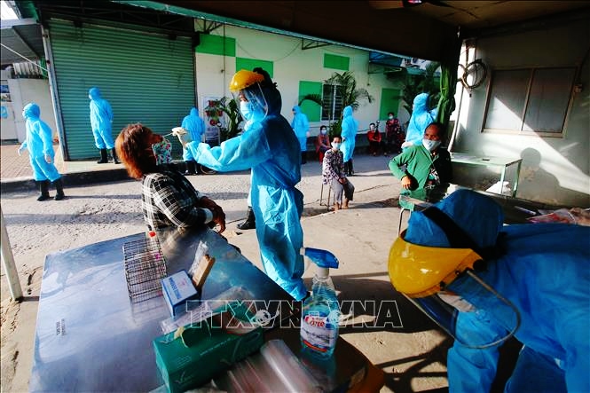 Lực lượng y tế lấy mẫu, xét nghiệm cho người dân. 